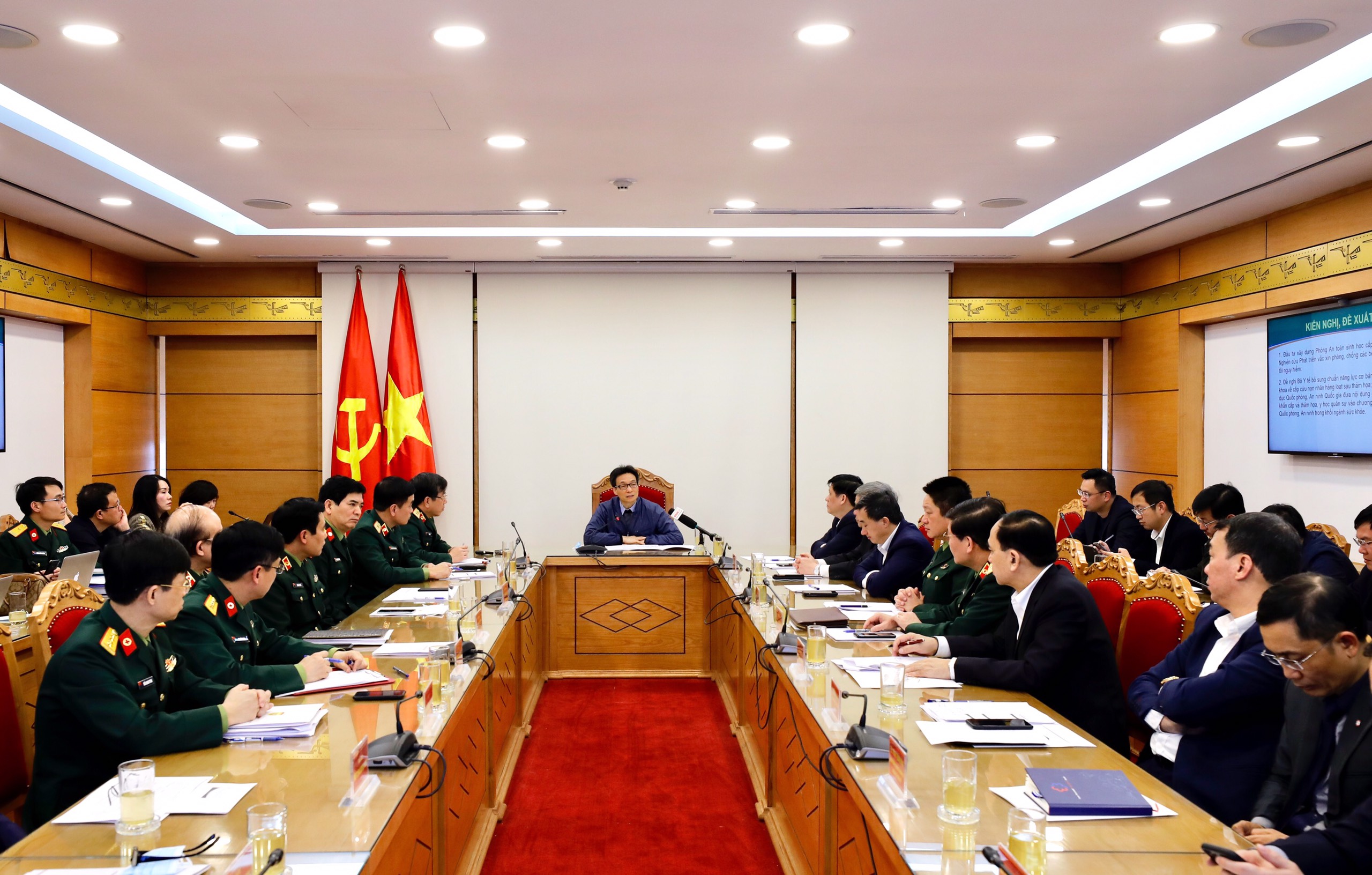 Phó Thủ tướng nghe báo cáo về thử nghiệm vaccine phòng COVID-19 đầu tiên do Việt Nam sản xuất. Ảnh VGP              