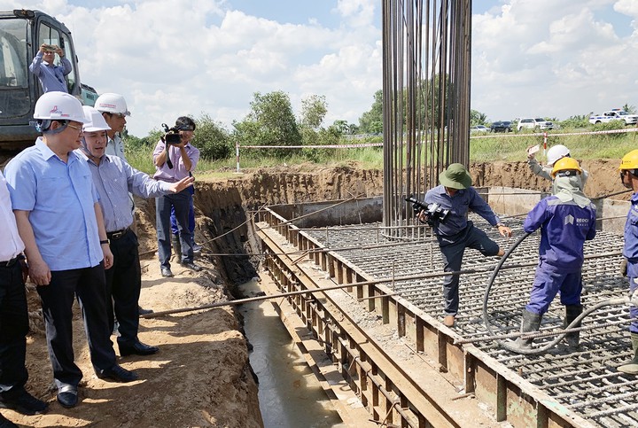 Bộ trưởng Bộ GTVT Nguyễn Văn Thể kiểm tra dự án cao tốc Trung Lương-Mỹ Thuận. Ảnh: Báo Giao thông