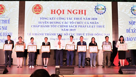 Ủy ban nhân dân tỉnh Đồng Nai tặng bằng khen ghi nhận thành tích xuất sắc trong đóng góp ngân sách nhà nước năm 2019 cho Nestle Việt Nam              - Ảnh: Minh Thi 