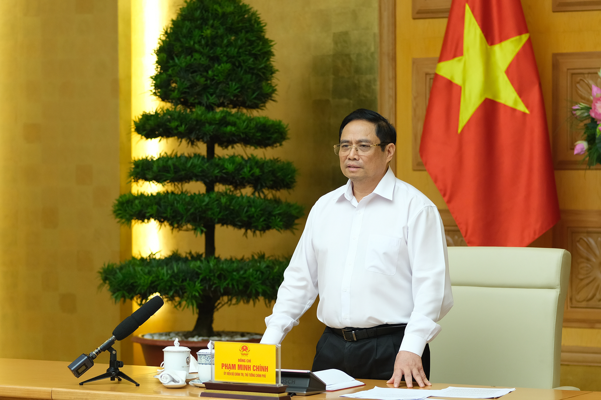 Thủ tướng Phạm Minh Chính phát biểu tại cuộc làm việc với các nhà khoa học, các đơn vị, doanh nghiệp tham gia nghiên cứu, sản xuất vaccine phòng chống COVID-19 tại Việt Nam. Ảnh: VGP/Quang Hiếu              