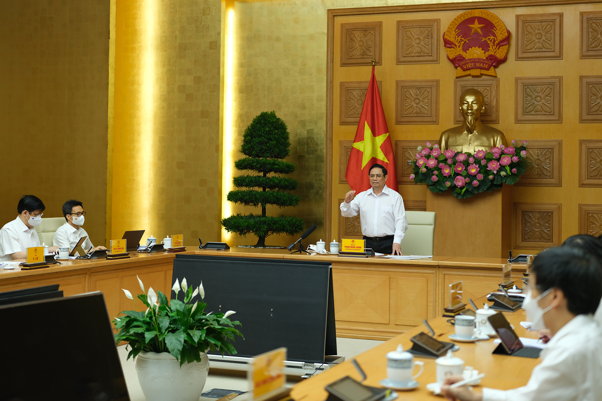 Thủ tướng Phạm Minh Chính: Phải sản xuất bằng được vaccine phòng chống COVID-19 để chủ động lo cho người dân. Ảnh: VGP/Quang Hiếu              