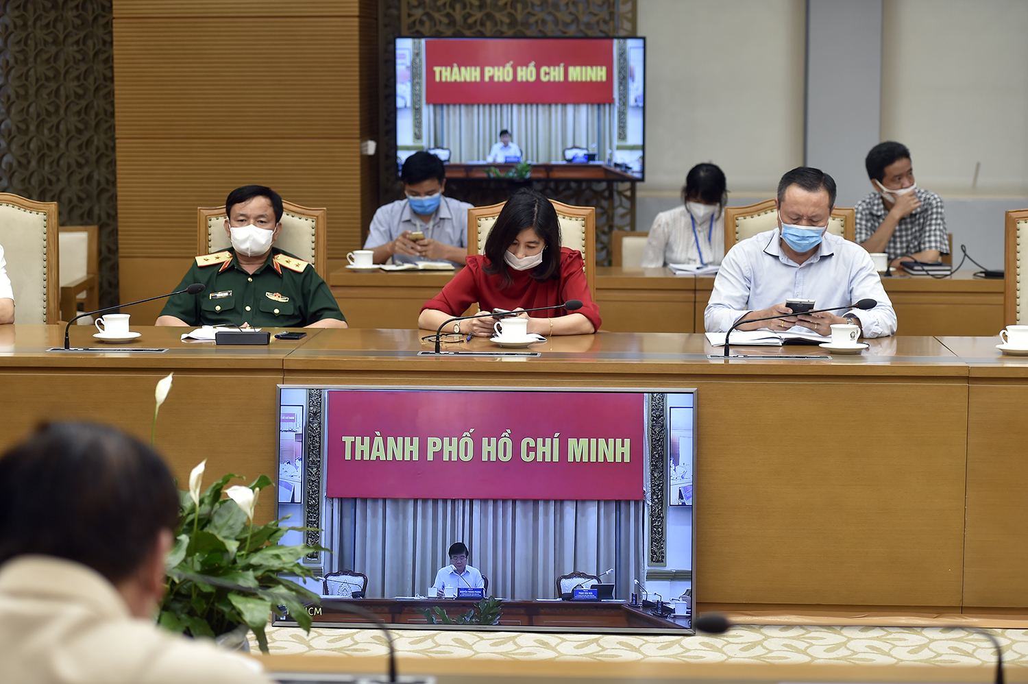 Tại cuộc họp, Chủ tịch UBND TPHCM Nguyễn Thành Phong cho biết, Thành phố đã chuẩn bị sẵn sàng các phương án để bảo đảm đời sống sinh hoạt của người dân không bị xáo trộn và ảnh hưởng. Ảnh: VGP/Đình Nam              