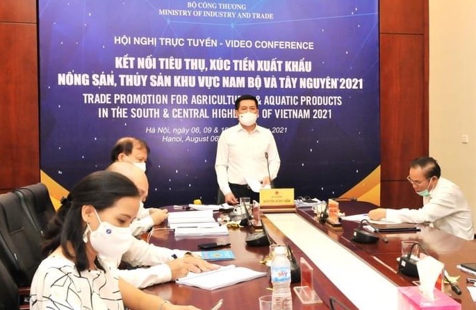 Bộ trưởng Bộ Công Thương Nguyễn Hồng Diên kêu gọi các nhà phân phối lớn trong nước vào cuộc tiêu thụ nông sản hỗ trợ người nông dân.              