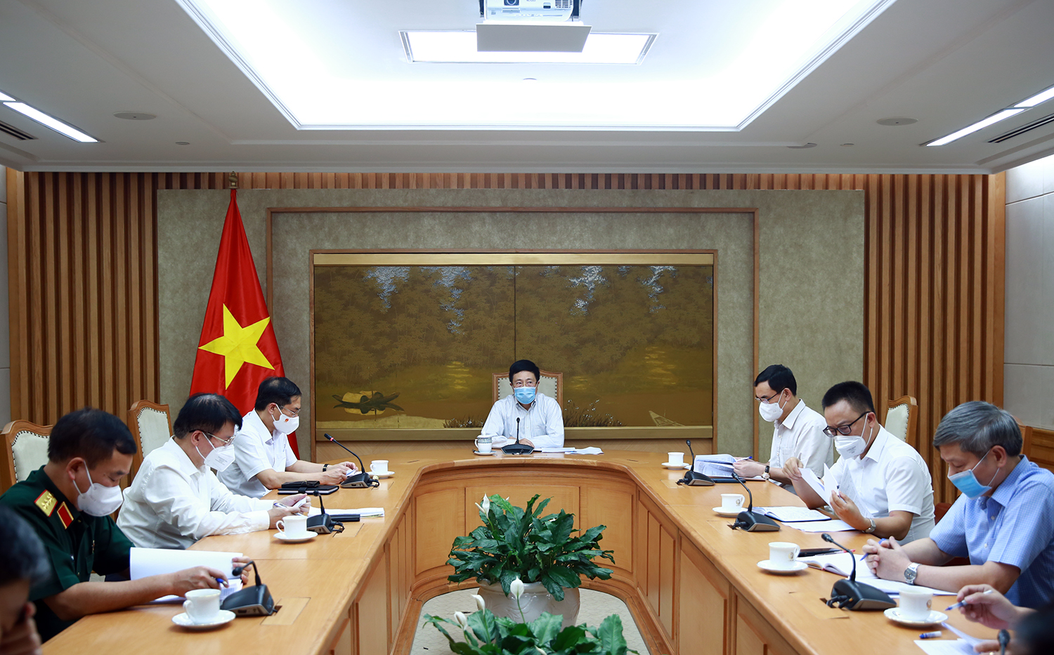 Phó Thủ tướng Phạm Bình Minh chủ trì cuộc họp Tổ công tác của Chính phủ về ngoại giao vaccine. Ảnh VGP/Hải Minh              