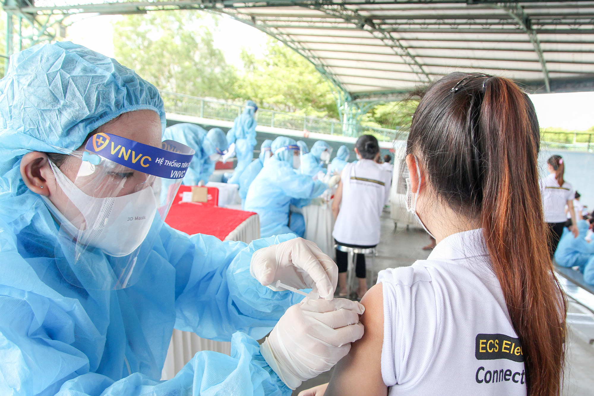               Tính đến thời điểm hiện tại, hơn 18 triệu liều vaccine COVID-19 đã được tiêm trên toàn quốc. Ảnh: VGP/Hiền Minh              