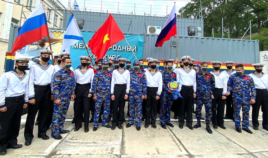 Đội tuyển Hải quân hai nước Việt Nam - Liên bang Nga chụp hình lưu niệm sau khi kết thúc phần thi.