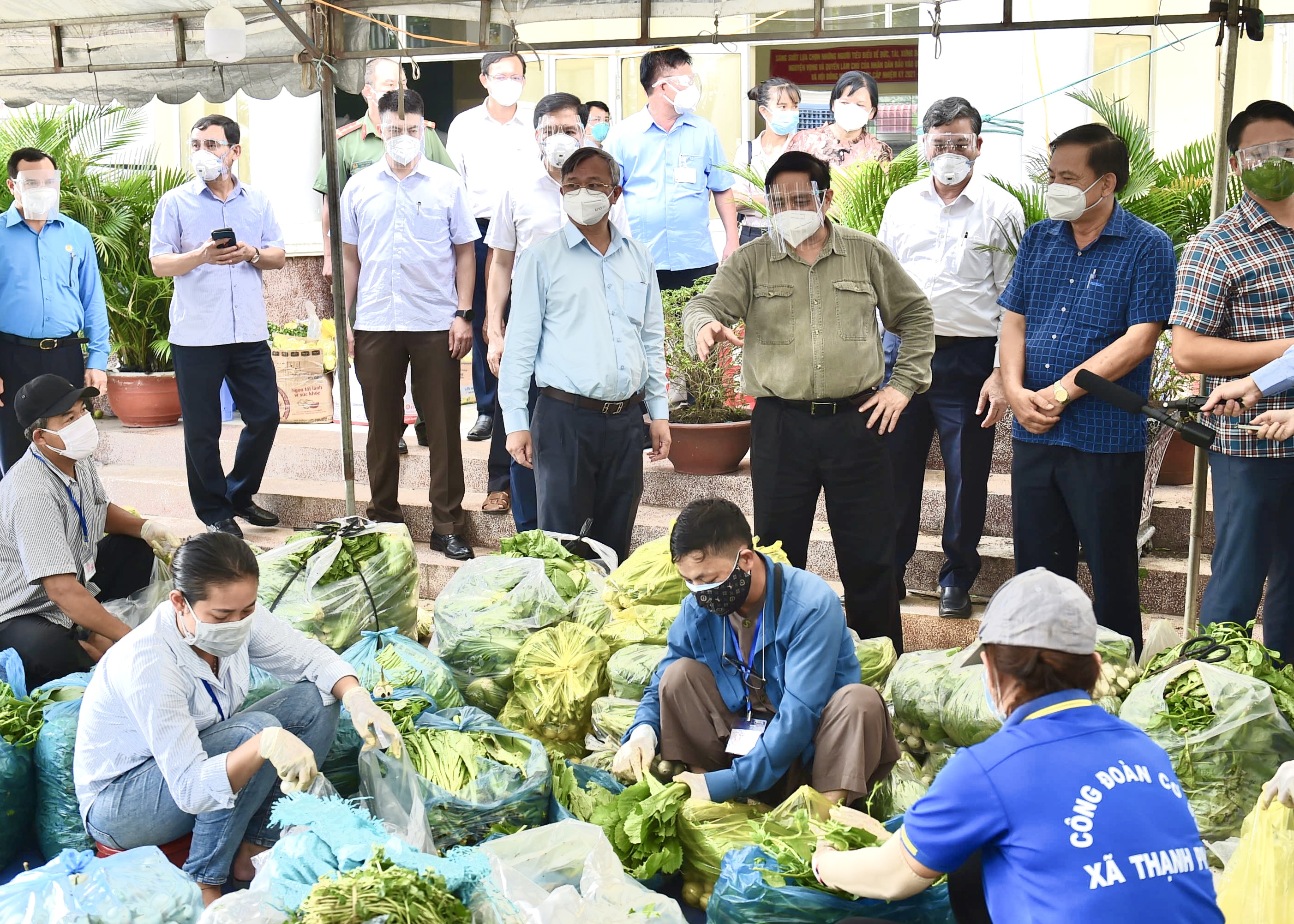 Thủ tướng kiểm tra công tác bảo đảm lương thực, thực phẩm cho người dân xã Thạnh phú, huyện Vĩnh Cửu, Đồng Nai. Ảnh VGP/Nhật Bắc              