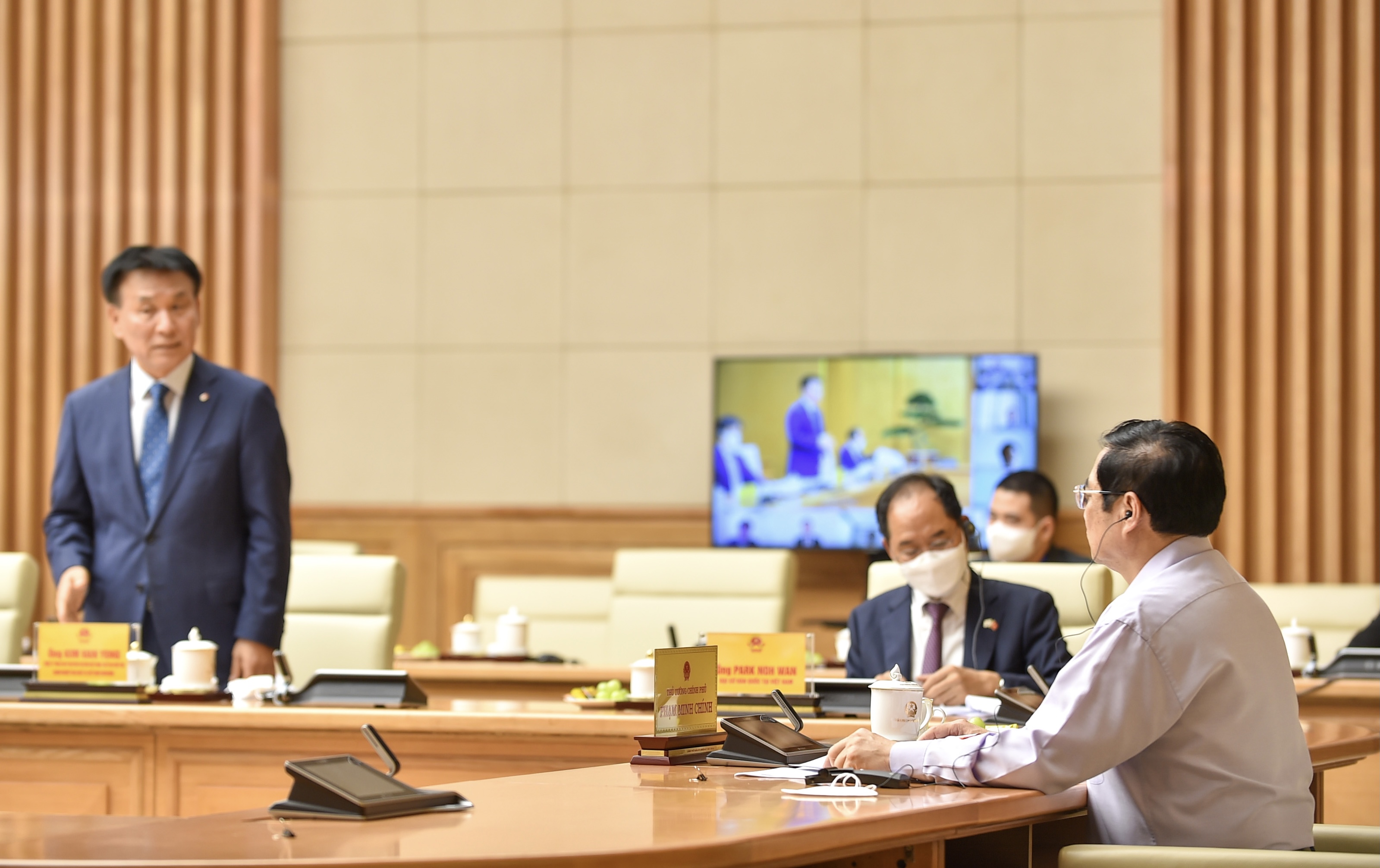 Thủ tướng Phạm Minh Chính lắng nghe ý kiến của các doanh nghiệp Hàn Quốc - Ảnh: VGP/Nhật Bắc
