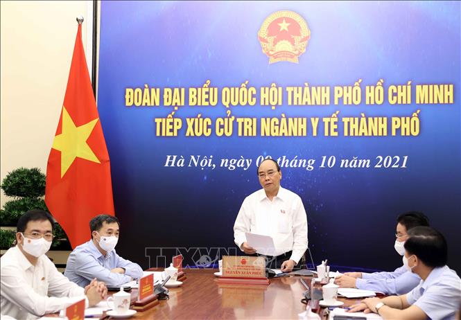 Chủ tịch nước Nguyễn Xuân Phúc tiếp xúc cử tri ngành y tế TPHCM theo hình thức trực tuyến. Ảnh: TTXVN