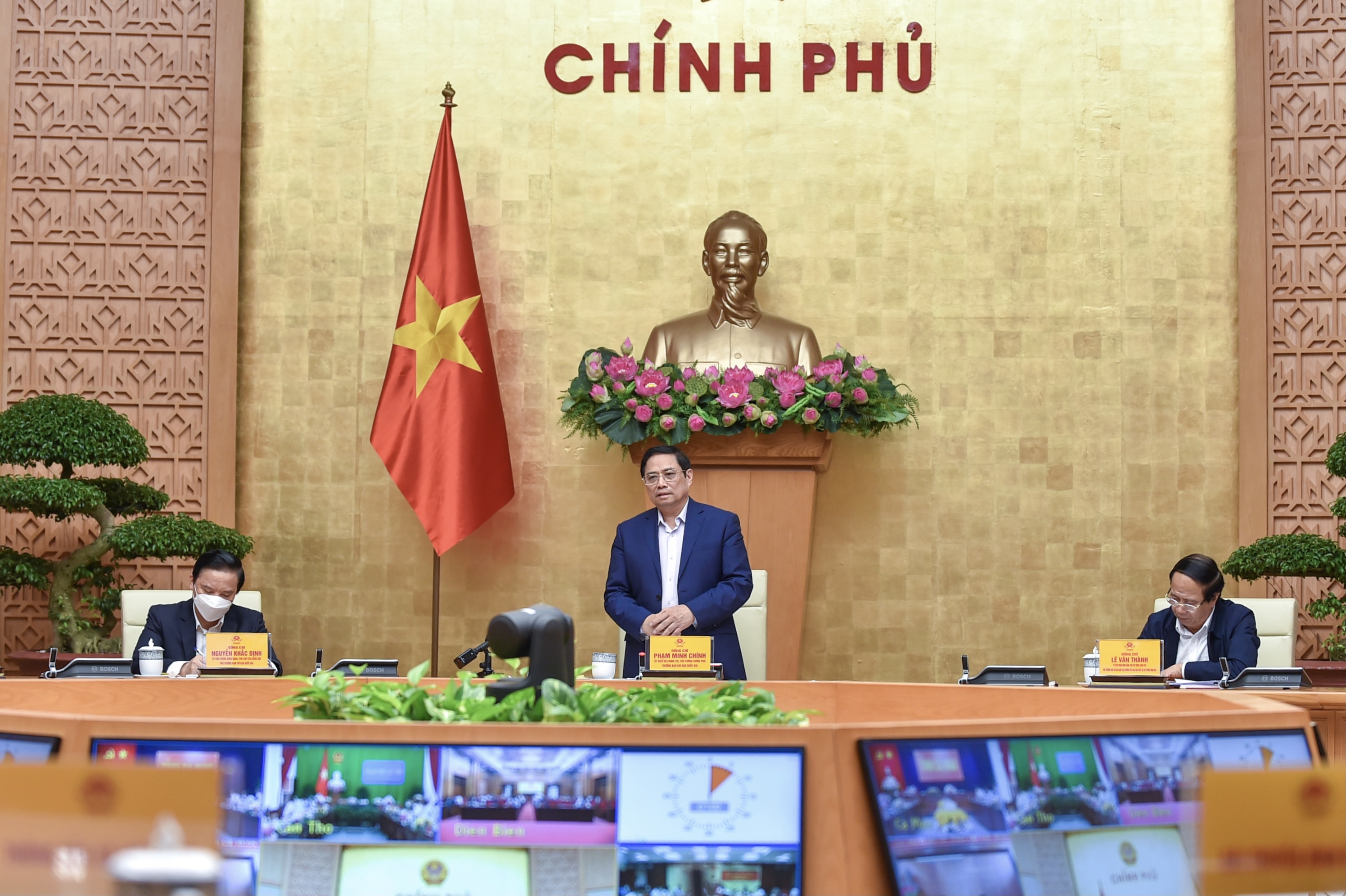 Thủ tướng Phạm Minh Chính chủ trì cuộc họp Ban Chỉ đạo quốc gia phòng chống COVID-19 sau 1 tháng cả nước thực hiện Nghị quyết 128 về phòng chống dịch. Ảnh: VGP/Nhật Bắc