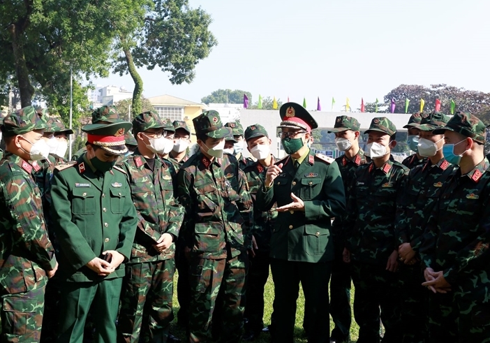 Trung tướng, GS.TS Đỗ Quyết, Giám đốc Học viện Quân y dặn dò cán bộ, học viên trước khi lên đường.               