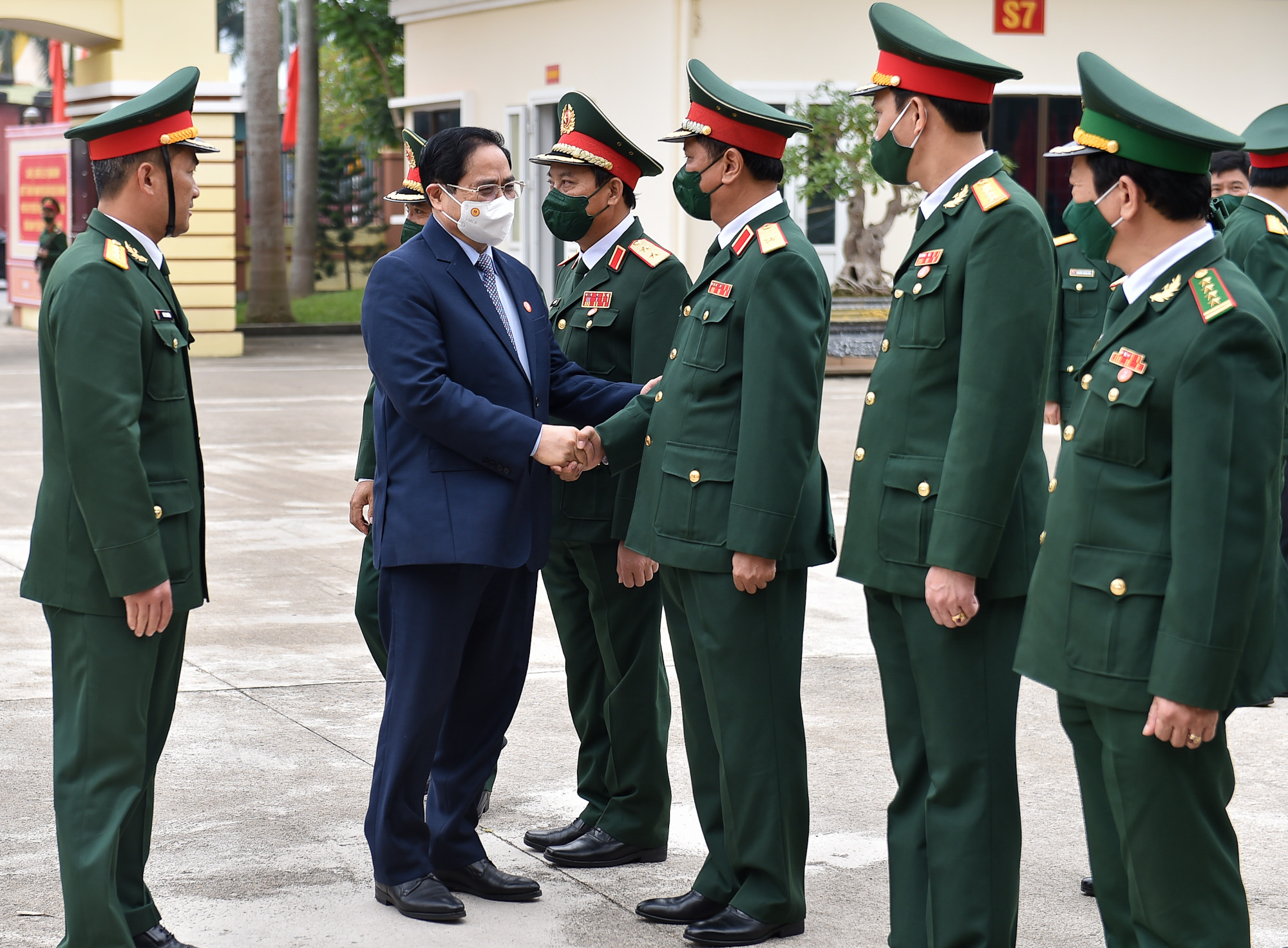 Thủ tướng chúc mừng các cán bộ, chiến sĩ lực lượng vũ trang Quân khu 4 và tỉnh Quảng Bình nhân dịp Ngày thành lập Quân đội Nhân dân Việt Nam, Ngày hội Quốc phòng toàn dân. Ảnh: VGP/Nhật Bắc              