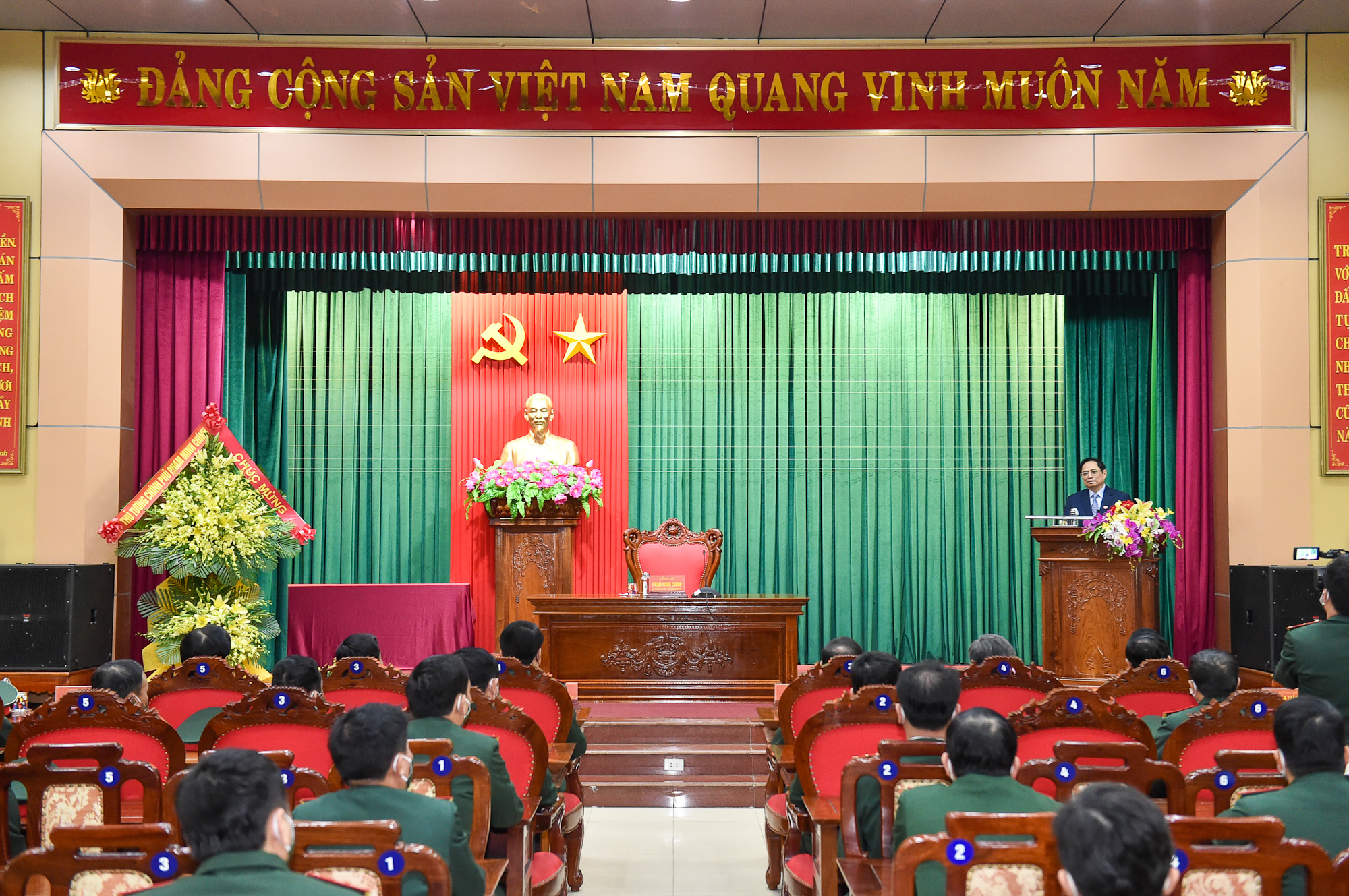 Thủ tướng ghi nhận, biểu dương và đề nghị lực lượng vũ trang Quân khu 4, tỉnh Quảng Bình tiếp tục phát huy các thành tựu, kết quả đạt được trong năm 2021. Ảnh: VGP/Nhật Bắc              