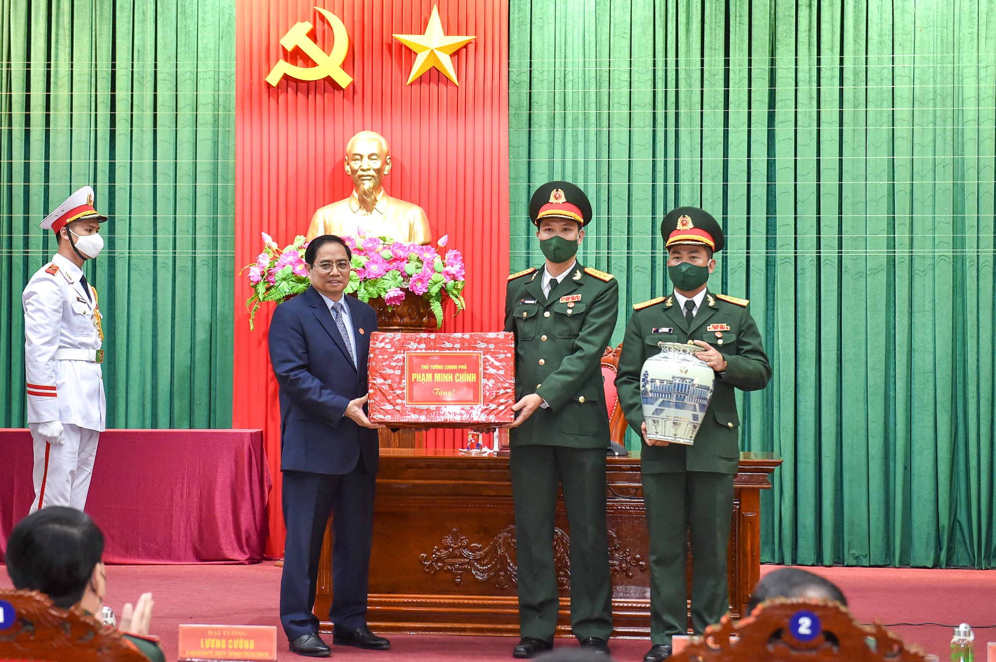 Thủ tướng tặng quà các lực lượng vũ trang Quân khu 4 và tỉnh Quảng Bình. Ảnh: VGP/Nhật Bắc              