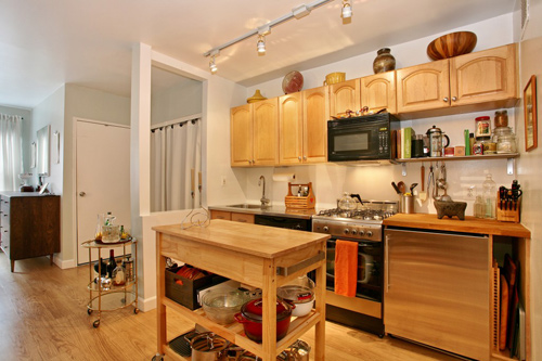 Đối với nhà chung cư, đa phần bếp và không gian bếp được đặt phía trước bên cạnh cửa ra vào. Ảnh minh hoạ. Nguồn: Internet