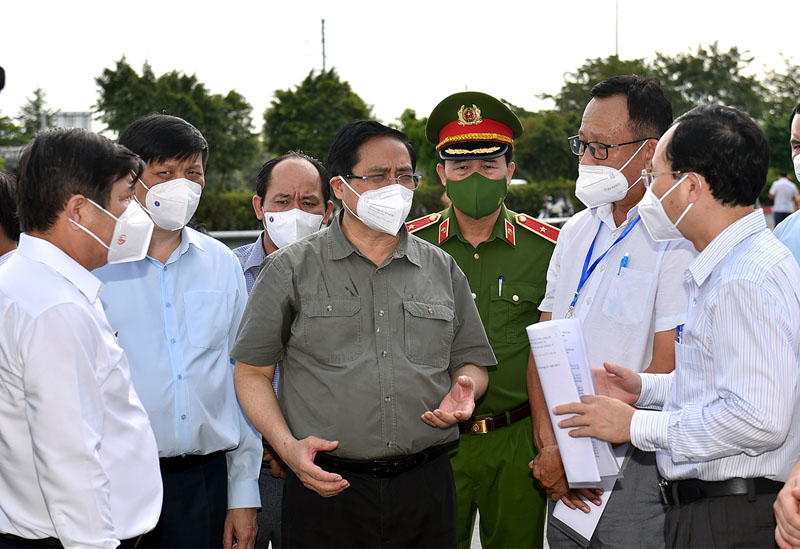 Thủ tướng Phạm Minh Chính kiểm tra, động viên các lực lượng phòng chống COVID-19 trên địa bàn Thành phố Hồ Chí Minh, ngày 11/7 (Ảnh: VGP)