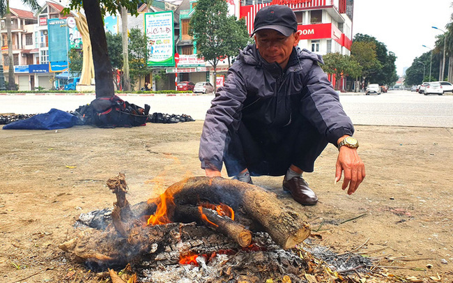 Rét 'cắt da cắt thịt', người dân vơ củi nhóm lửa sưởi ấm mưu sinh ở TP Vinh
