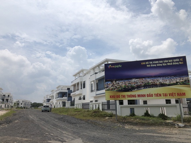 Đường vào dự án Vivapark với bảng quảng cáo giới thiệu là 'khu đô thị thông minh đầu tiên ở Việt Nam'