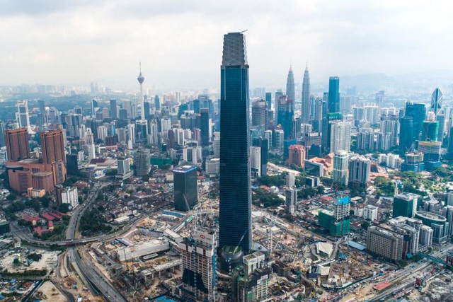 LandMark 81 ở TP.HCM là tòa nhà cao nhất Việt Nam và từng là tòa nhà cao nhất Đông Nam Á với độ cao 469,5m. Tuy nhiên, tòa tháp Exchange 106 cao 492m ở Malaysia đã 'soán ngôi' tòa nhà cao nhất Đông Nam Á của LandMark 81. Hiện nay, Exchange 106 cũng là tòa nhà cao nhất Malaysia sau khi 'qua mặt' tháp đôi Petronas.