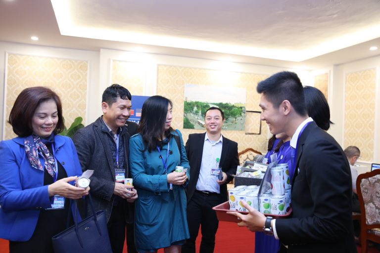  Người phát ngôn Bộ Ngoại giao Việt Nam Lê Thị Thu Hằng đang thưởng thức nước uống We Love tại trung tâm báo chí quốc tế, Hội nghị Thượng đỉnh Mỹ Triều