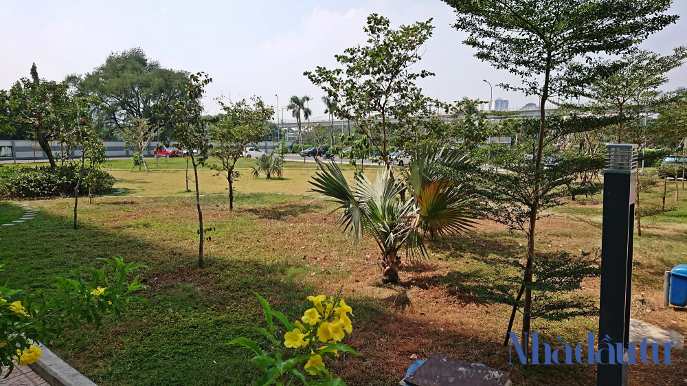 Cư dân chung cư Saigon Gateway không đồng tình với việc chủ đầu tư xây dựng trung tâm thương mại 25 tầng trên khu đất 800m2 đang được sử dụng với chức năng là công viên, cây xanh.