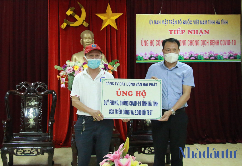 Doanh nhân Trần Văn Toàn trao tặng hơn 800 triệu đồng tương đương chi phí 2 chuyến bay của Vietnam Airlines