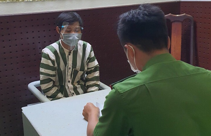  Ông Nguyễn Văn Sơn bị bắt quả tang khi cưỡng đoạt tiền của doanh nghiệp. Ảnh: M.Q.