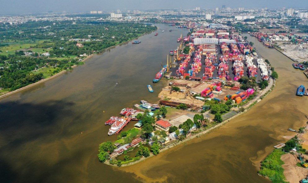  <em> Cụm cảng Trường Thọ có diện tích hơn 63 ha với 3 mặt giáp sông Sài Gòn. Cụm này bao gồm 6 cảng nhỏ như: Phước Long, Phước Long 3, Transimex, Phúc Long, Sotrans... và một số nhà máy thép, trộn bê tông. Ảnh: cungcau.vn</em>