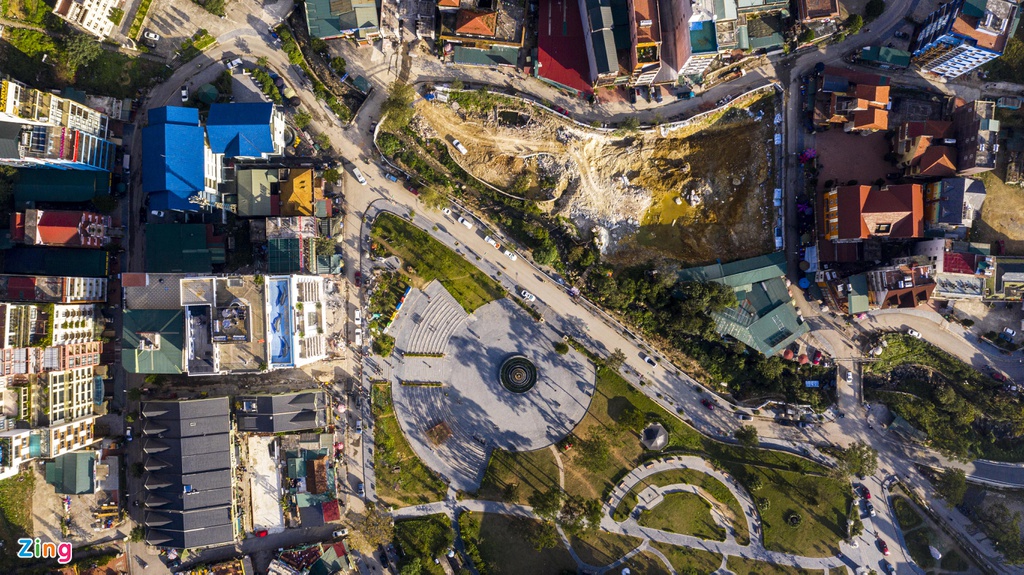  Theo số liệu, diện tích đất khu trung tâm thị trấn Tam Đảo chỉ vỏn vẹn 21.530 m2 đã bao gồm cả đất giao thông, hạ tầng. Như vậy, tổ hợp khách sạn này chiếm đến gần 33 % diện tích khu trung tâm thị trấn.