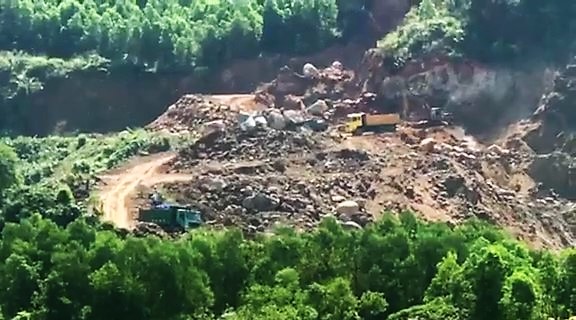  Cảnh khai thác, vận chuyển đất trái phép giữa ban ngày xảy ra tại mỏ đá Tam Lộc nhưng không được ngăn chặn. (Ảnh: Đ.H)
