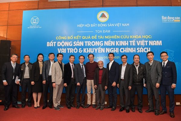  				Các chuyên gia, ban tổ chức tại lễ công bố đề tài khoa học Bất động sản trong nền kinh tế Việt Nam - vai trò và khuyến nghị chính sách. Ảnh: Vân Ly