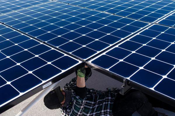  				Gánh nặng chi phí tấm quang năng đang đe dọa tính khả thi kinh tế của các dự án điện mặt trời. Ảnh: New York Times