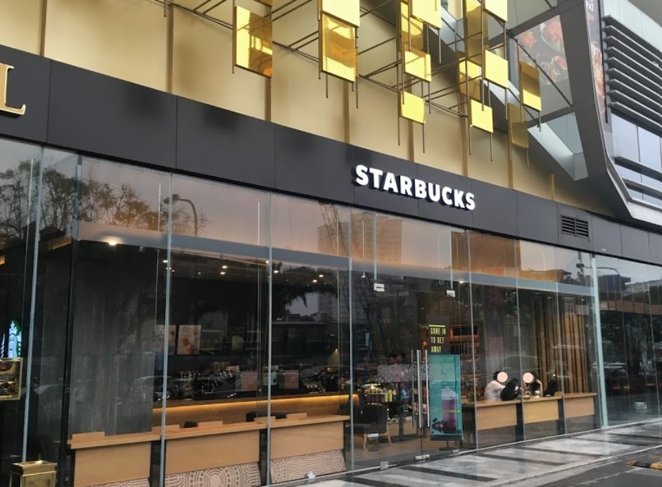 Phục vụ Starbucks Liễu Giai bị tố 'có thái độ không tôn trọng' khách