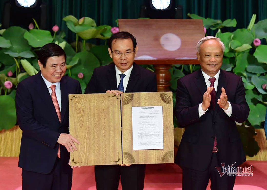  Phó chủ tịch Quốc hội Uông Chu Lưu trao Nghị quyết cho lãnh đạo TP.HCM
