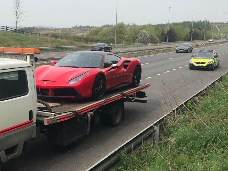  Cảnh sát Anh tạm giữ siêu xe Ferrari 488 vì chạy quá tốc độ, chủ xe không có giấy tờ, xe không đeo biển phía trước.