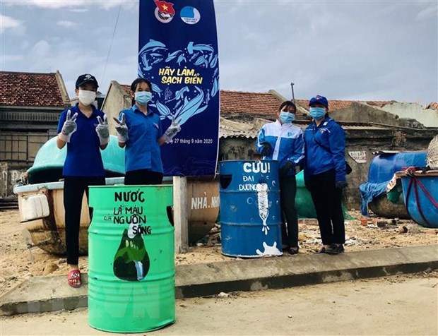 Đoàn viên, thanh niên thành phố Quy Nhơn đặt các thùng thu gom rác thải, bảo vệ môi trường ở xã Nhơn Lý. (Ảnh: Nguyên Linh/TTXVN)
