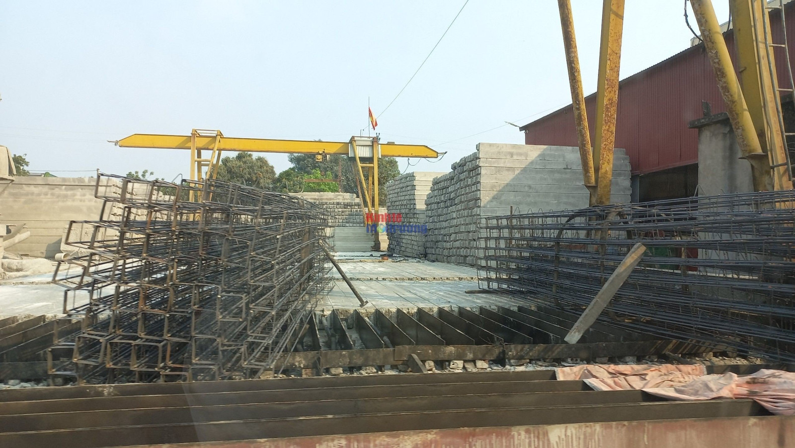 Trạm sản xuất cọc bê tông của Công ty TNHH Xây dựng - Thương mại Hiệu Hòa Hưng được xây dựng trong điểm dân cư mới thôn Bằng Giã, xã Tân Việt