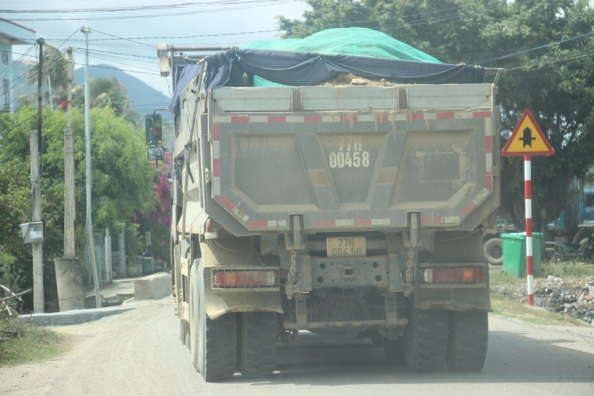 Đoàn xe chở đất logo Hưng Việt 'đại náo' ở Bình Định: Phó GĐ Công an tỉnh chỉ đạo xử lý, sao xe ben vẫn tung hoành?