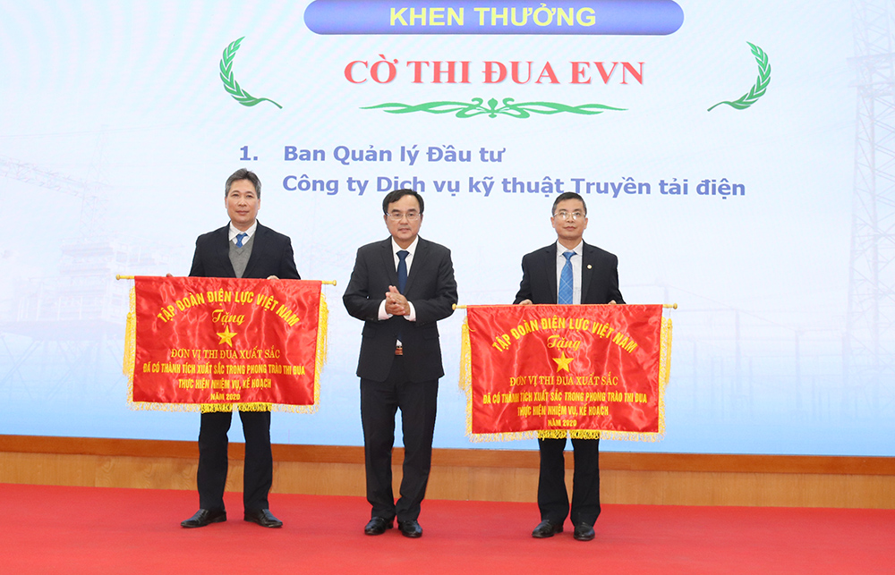 Chủ tịch HĐTV EVN Dương Quang Thành tặng cờ thi điua cho đơn vị có thành tích xuất sắc trong phong trào thi đua thực hiện nhiệm vụ, kế hoạch năm 2020 của EVNNPT. Ảnh: VGP/ Toàn Thắng              