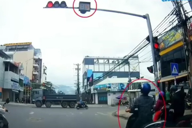 Người đàn ông thoát chết thần kỳ khi chui gầm xe tải vì vượt đèn đỏ (video: Lái xe Tạ Tiến Cường).