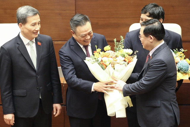 Chủ tịch Quốc hội Vương Đình Huệ tặng hoa chúc mừng ông Trần Sỹ Thanh đảm nhiệm chức vụ Tổng Kiểm toán Nhà nước (Ảnh: Quốc Chính).