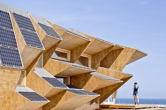 Nổi bật là các tấm quang điện và 'gạch năng lượng mặt trời' trên mái nhà.