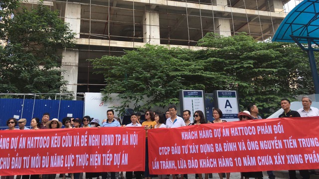 Khách hàng dự án Hattoco 110 Trần Phú nhiều lần căng băng rôn yêu cầu chủ đầu tư thực hiện dự án bàn giao nhà.