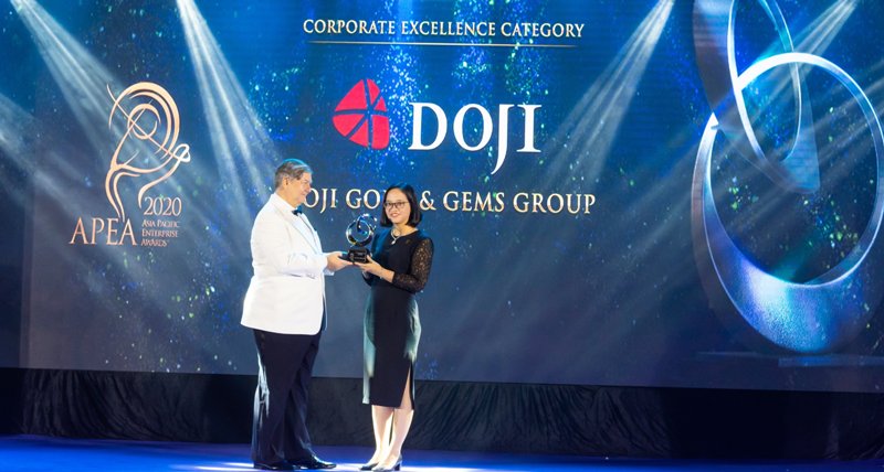 Đại diện Tập đoàn DOJI nhận giải thưởng DN bán lẻ xuất sắc châu Á năm 2020.