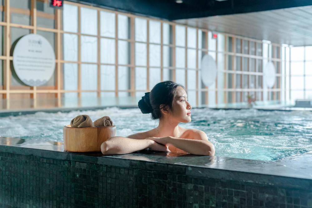  <em>Kỳ nghỉ sẽ thêm phần trọn vẹn với trải nghiệm tắm khoáng nóng onsen chuẩn Nhật giữa lưng chừng trời tại Flamingo Cát Bà.</em>
