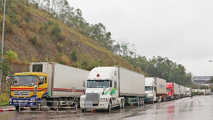  <em>Dù khuyến cáo tạm dừng đưa hàng lên cửa khẩu nhưng mỗi ngày vẫn có 120 xe vận chuyển hàng lên cửa khẩu Lạng Sơn. Ảnh CTT LS</em>