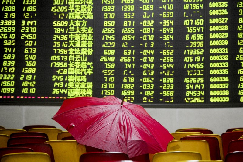 Tại thị trường chứng khoán Trung Quốc, màu xanh tượng trưng cho giá giảm, màu đỏ được coi là màu của may mắn và tượng trưng cho giá tăng. (Ảnh minh họa: <i>Reuters</i>).