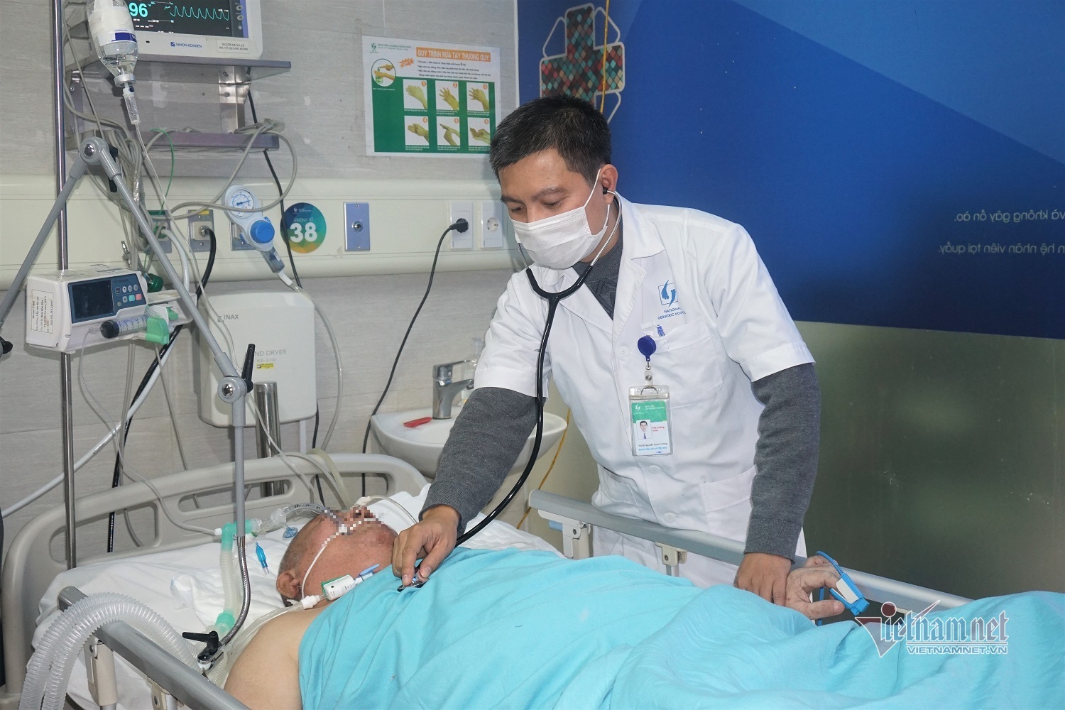  Bác sĩ Cường thăm khám cho bệnh nhân Đinh Văn L., một trong những ca nặng đang điều trị tại Khoa - Ảnh: N.Liên