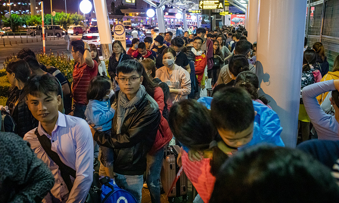 Người dân xếp hàng chờ làm thủ tục lên máy bay Tết năm ngoái tại sân bay Tân Sơn Nhất. Ảnh:Thành Nguyễn
