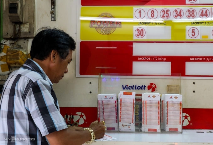 Người dân mua vé số Vietlott tại một cửa hàng trên đường Xô Viết Nghệ Tĩnh, quận Bình Thạnh.